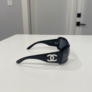 CHANEL mother of pearl logo sunglasses